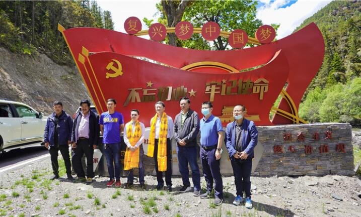 尊龙凯时集团党委书记、董事长任丁率队赴麻格同村推进对口帮扶工作